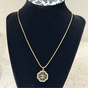 ZIPPER PULL Pendant in a 18kt gold plated necklace Harper Grace 17”
